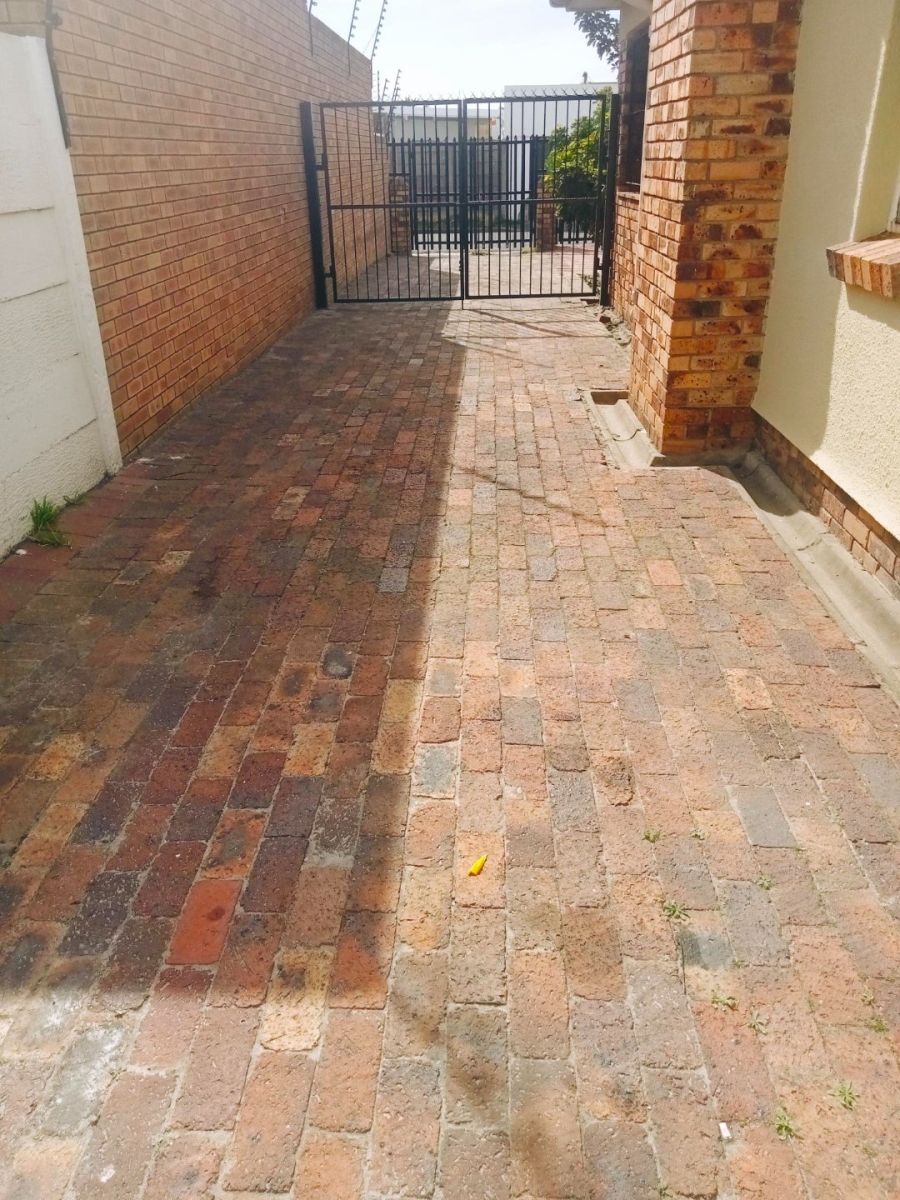 To Let 1 Bedroom Property for Rent in Athlone Western Cape